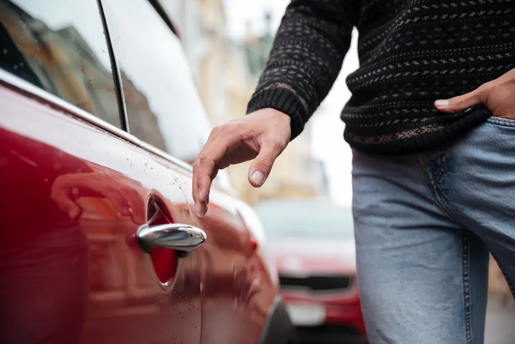 no puede abrir la puerta del coche